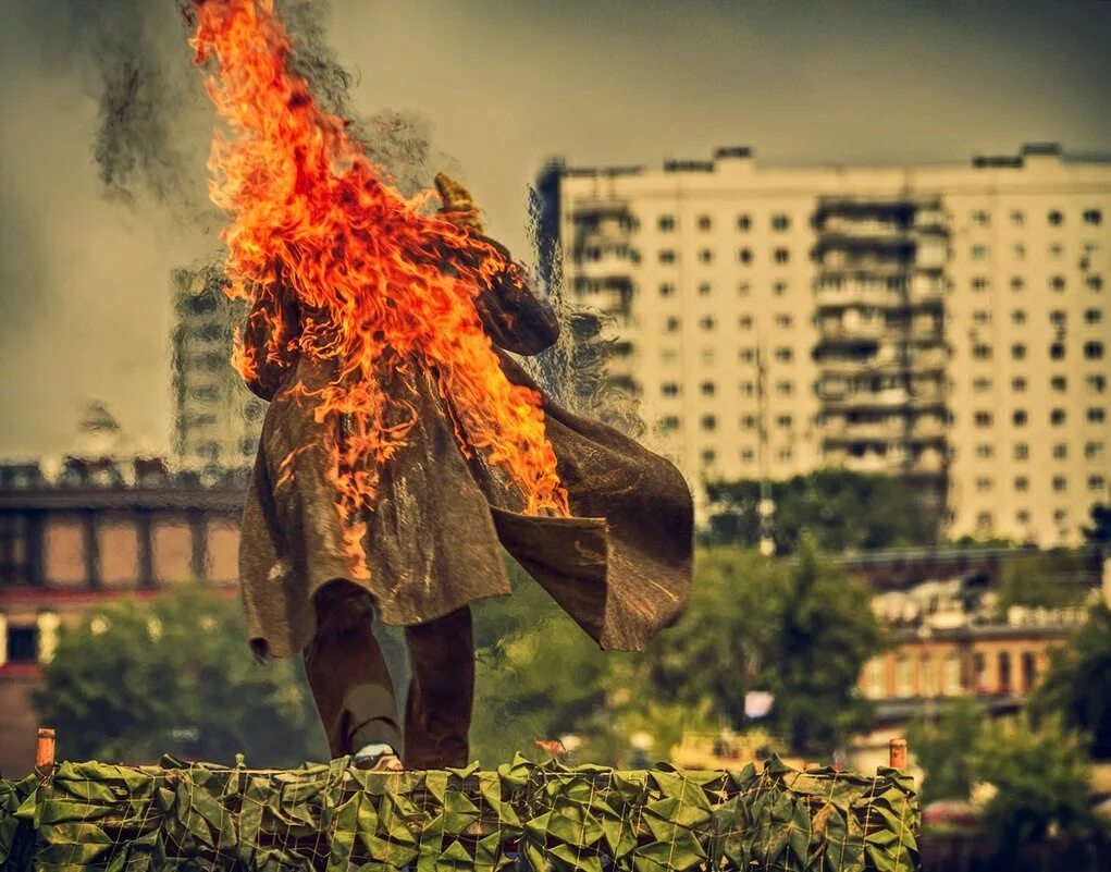 Сгоревшая одежда. Объят огнем. Девушка в горящей одежде. Объятый пламенем.