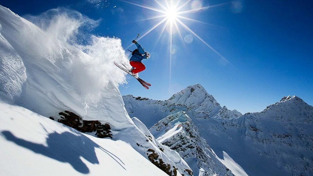 горнолыжник фрирайдер. домбай горнолыжный курорт фрирайд. горнолыжный спорт. фрирайд гора чегет. горы лыжи.