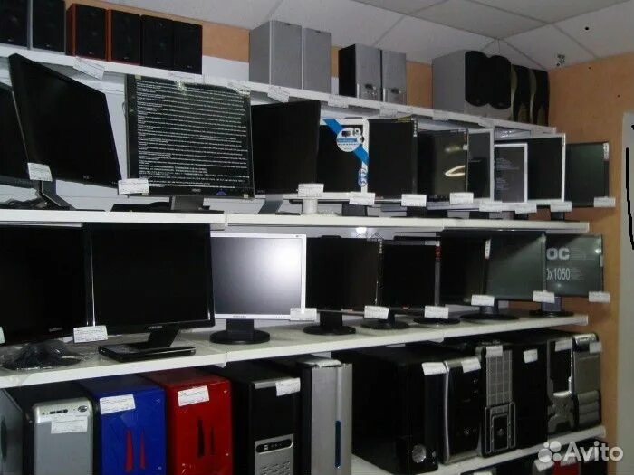 Магазины компьютерной техники работают. Компьютерный магазин. Склад компьютеров. Магазин компьютеров. Фирма по продаже компьютеров.