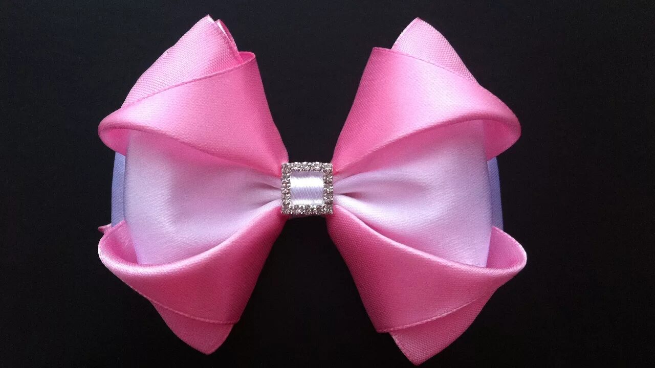 Техника плоский бант увеличение. Бант из ленты. Бантики из атласных лент. Заколки и банты. Заколка бантик.
