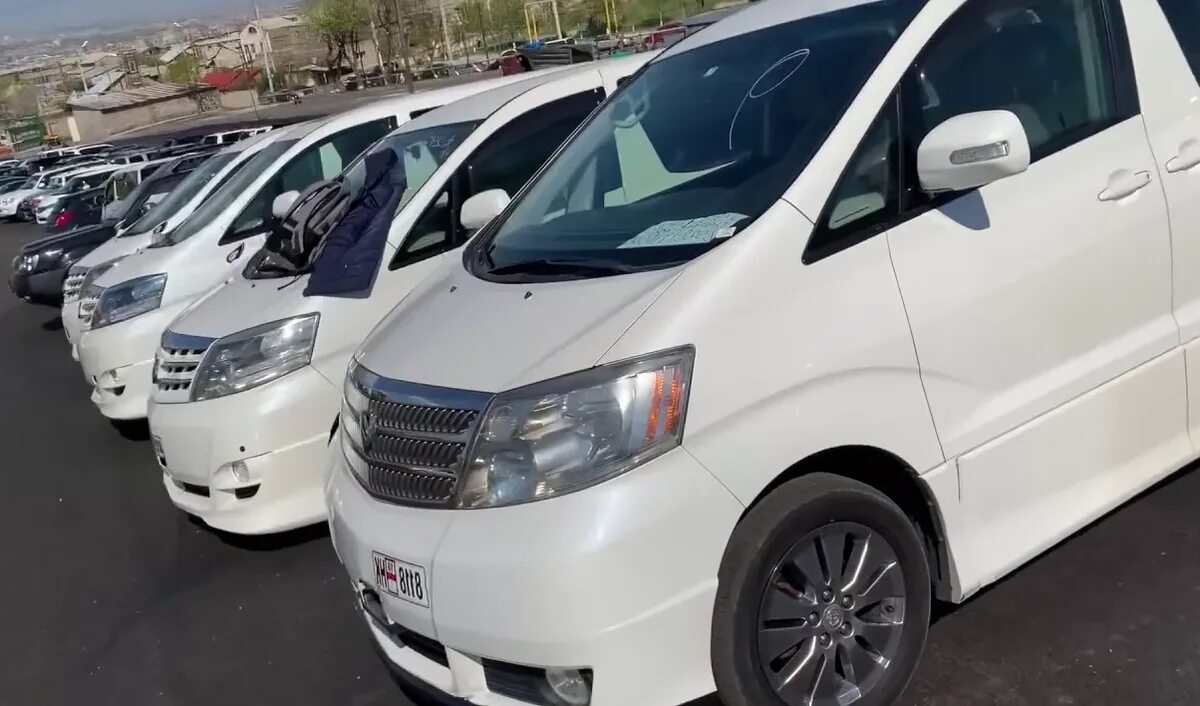 Какое авто из армении. Toyota alphard 2004. тойота альфард на армянских. машина альфард 2004. тойота альфард рынок армении.