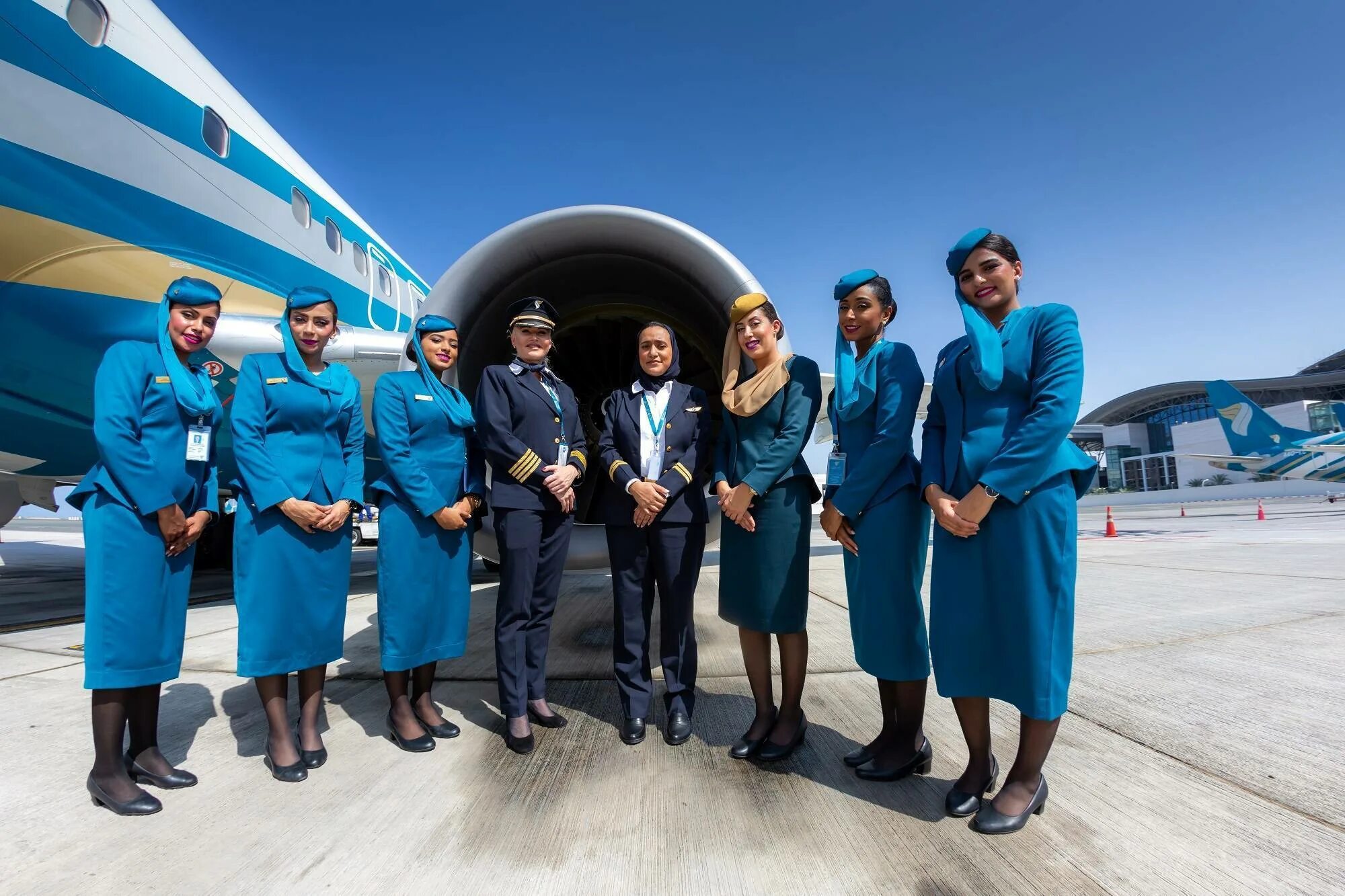 Канал авиакомпания. Оман авиакомпания. oman air самолеты. оман эйр стюардессы.