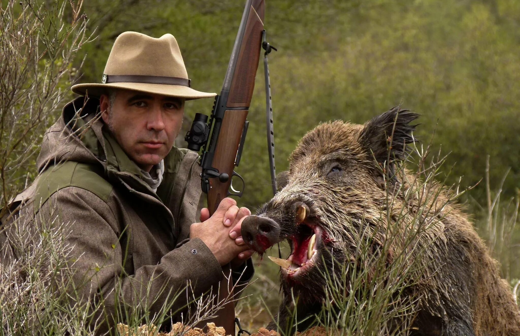 Косой охотник. Охотник блоггер в тайге. Косой охотник. Приколы на охоте. Холодное лето 53 дед с обрезом.