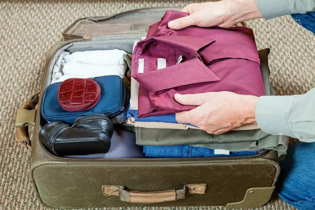 Где оставить чемодан. Чемодан с вещами. Чемодан для вещей. Упаковка чемодана. Чемодан для путешествий.