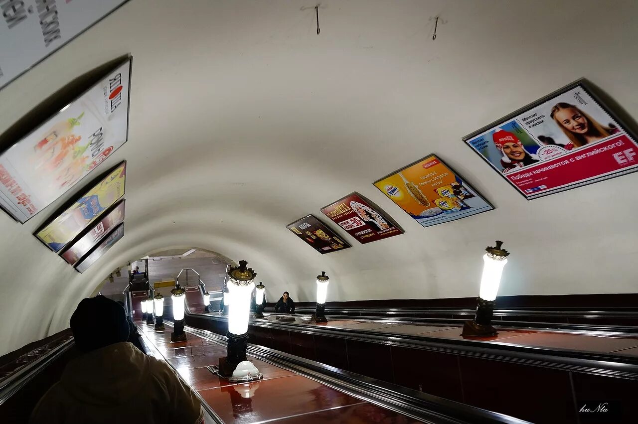 Московский метрополитен реклама метро. Реклама в метро. Метро эскалатор реклама. Реклама на эскалаторах метро Москва.