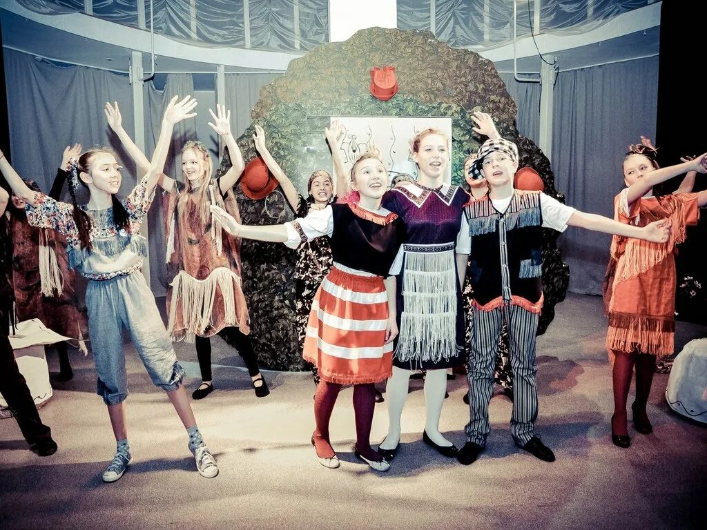 Современные спектакли. Театр современной молодежи. Детский музыкальный театр юного актера том сойер. Зрители в кинозале. Театр современного искусства.