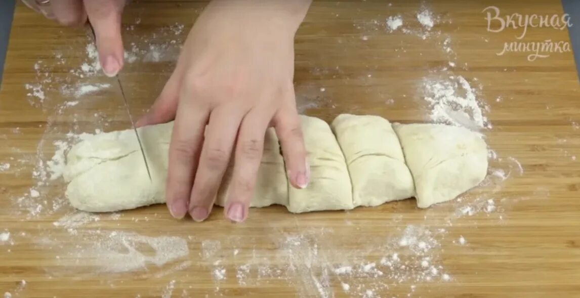 Дрожжевое тесто в кухне наизнанку. Делим тесто на куски. раскатанные кусочки теста. скатать тесто в рулет. что можно приготовить из теста.