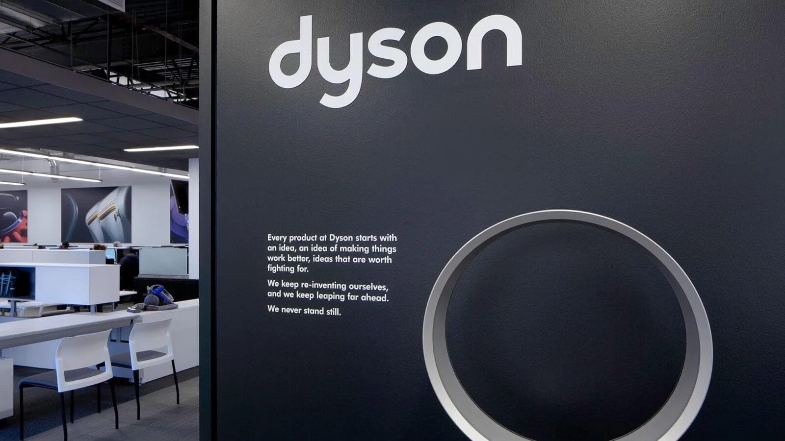 Дайсон центр сайт. Dyson зеленый офис. Штаб квартира Дайсон. Dyson штаб квартира в Сингапуре. Офис Dyson в Москве.