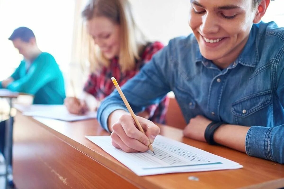 Examination student. Экзамен. Экзамен тестирование. YÖS экзамен. Квалификационный экзамен картинки.