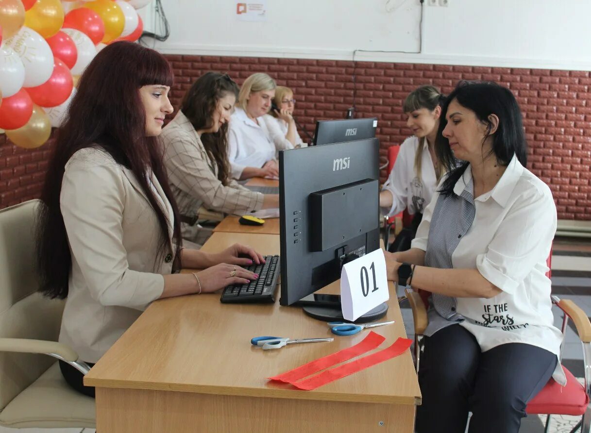 Мфц луганск сайт. МФЦ Луганск. МФЦ Луганск Титова 10. Директор МФЦ. МФЦ ЛНР седых.