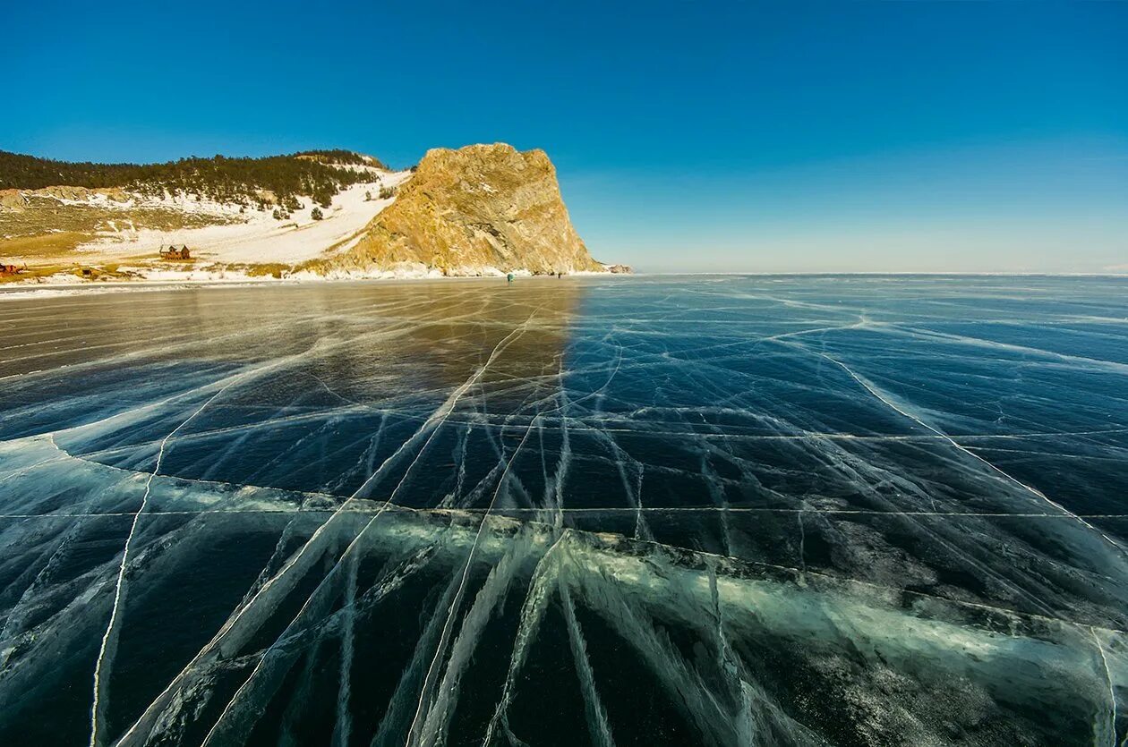 Озеро байкал 40. Озеро Байкал. Байкал самое глубокое озеро в мире. Космоснимок озера Байкал. Озеро Байкал со спутника.
