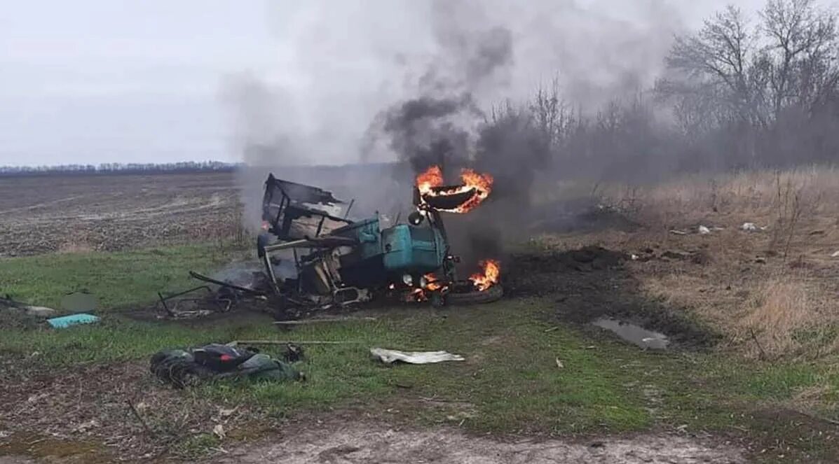 Гибнут в результате. Трактор подорвался на мине. 15.03.2022 Подрыв техники в Черниговской области.