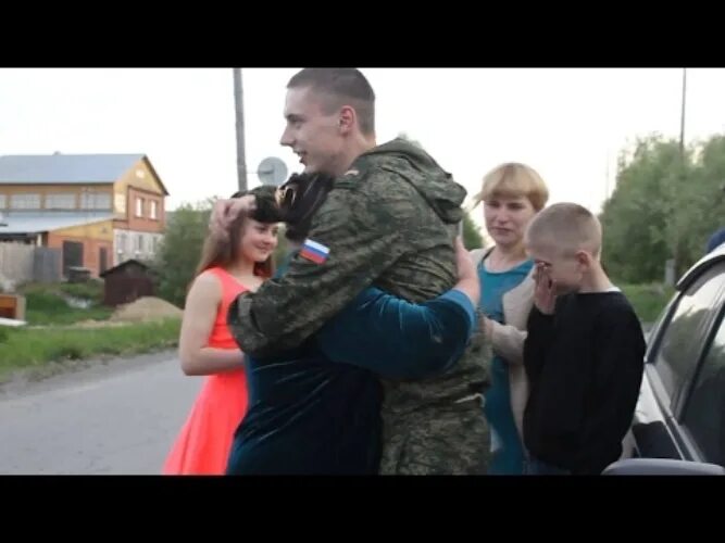 Солдат вернулся к семье. Неожиданные встречи русских солдат с родителями. Донецкий солдат вернулся к семье. Возвращение солдата домой обнимает родителей новости Украина сейчас.