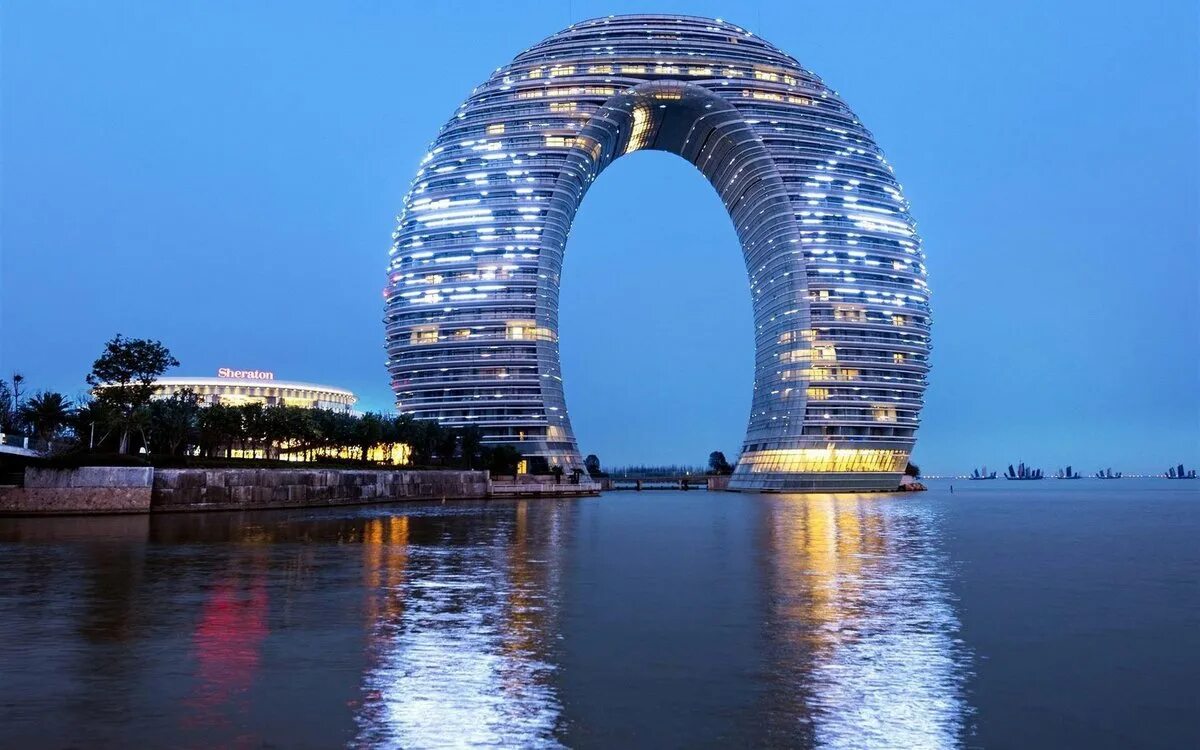 Как называются здания в городе. Архитектура Шератон Хучжоу. Отель Sheraton Huzhou, Китай. Отель «Шератон Хучжоу» в Китае. Здание отеля Sheraton в Хучжоу.
