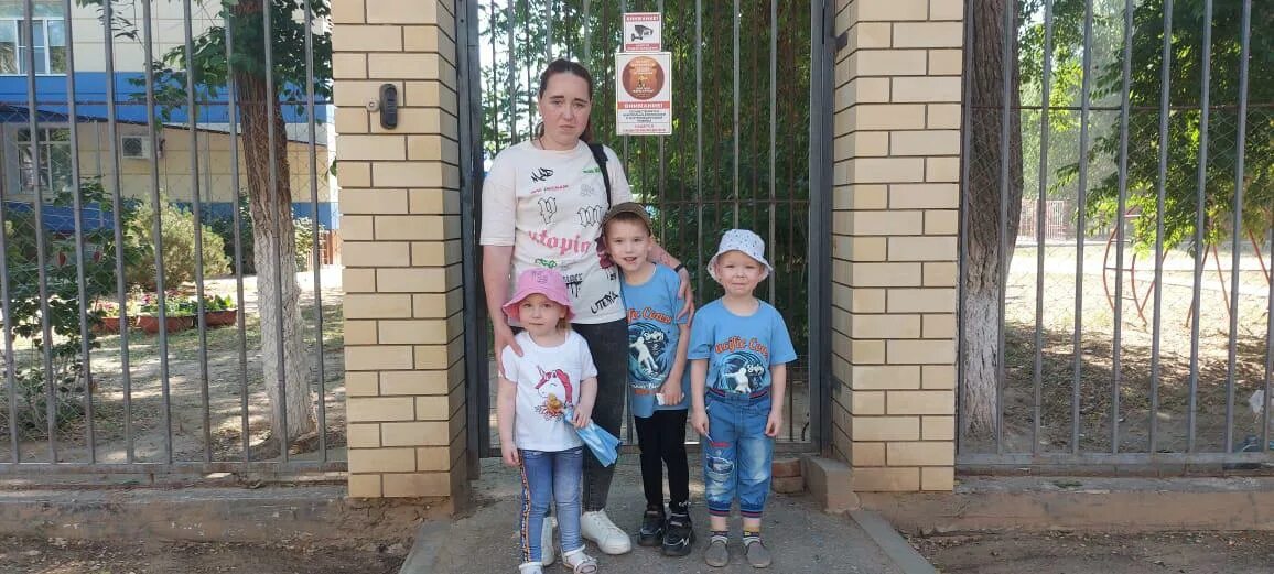 Дети остались без родителей великие луки. Помощь детям донбасса. Детский дом великие луки. Дети без попечения родителей. Дети остались без родителей великие луки.