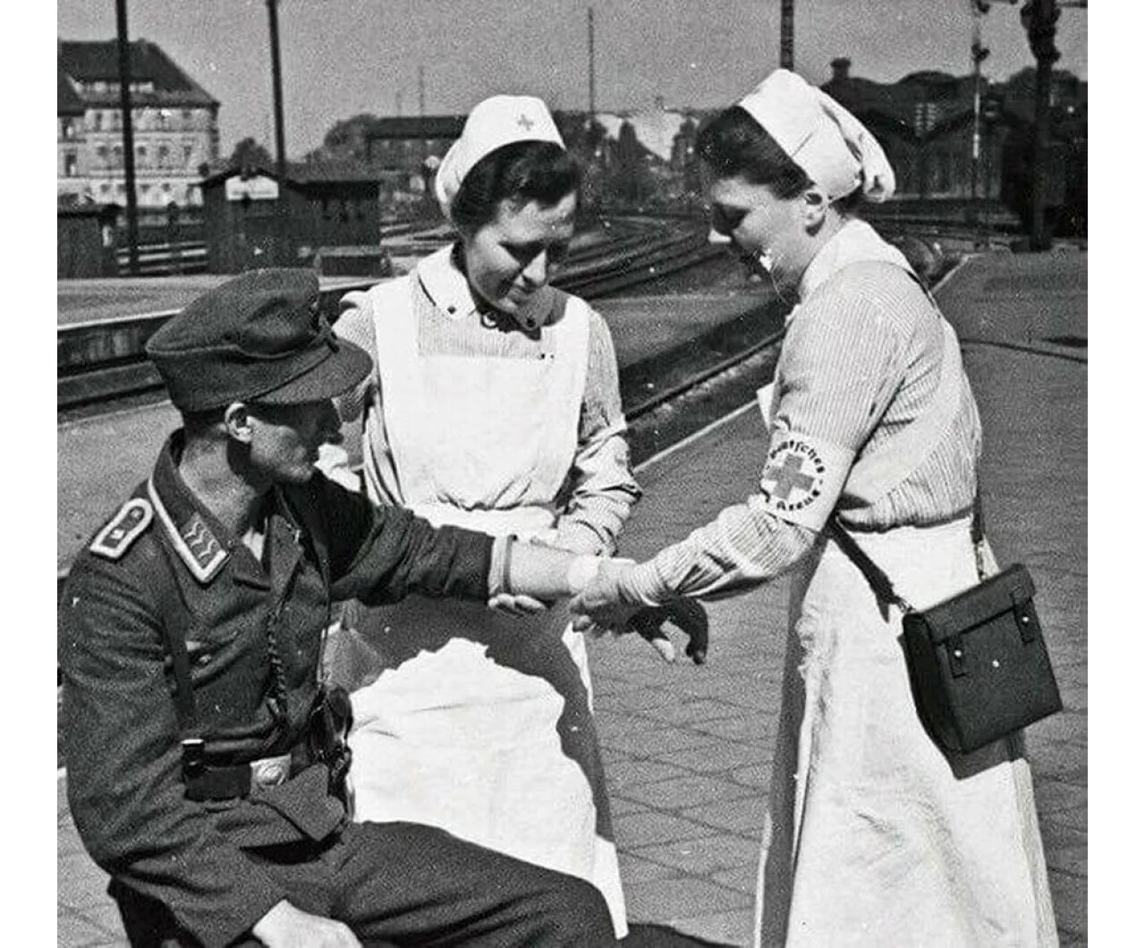 Красный крест первая мировая. Медсестры вермахта в Советском плену. Медсестра второй мировой войны 1941-1945. Медсестры второй мировой войны. Немецкие медсестры второй мировой войны.
