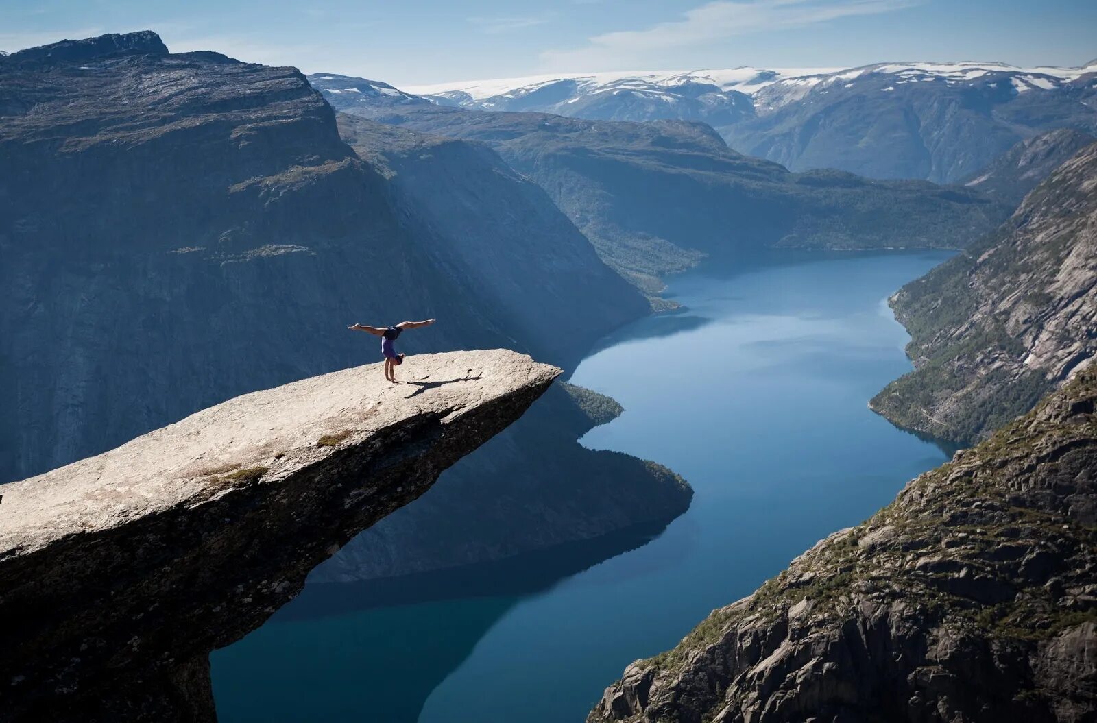 Норвегия высота над уровнем моря. Скала Троллтунга (Норвегия). Язык тролля Норвегия. Гора скьеггедаль Норвегия. Фьорды Норвегии язык тролля.