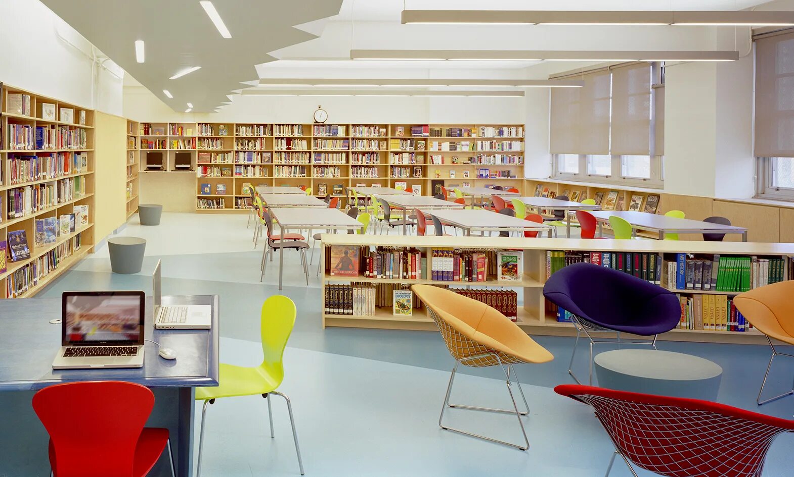 Библиотеки нужен класс. Интерьер современной библиотеки. Библиотека в школе. Современная Школьная библиотека. Современная библиотека в школе.