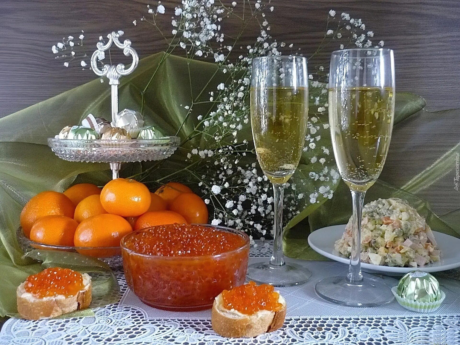 Икра и шампанское. Икра на новогоднем столе. Новогодний и праздничный стол. Стол с мандаринами и шампанским. Бутерброды с икрой и шампанское.