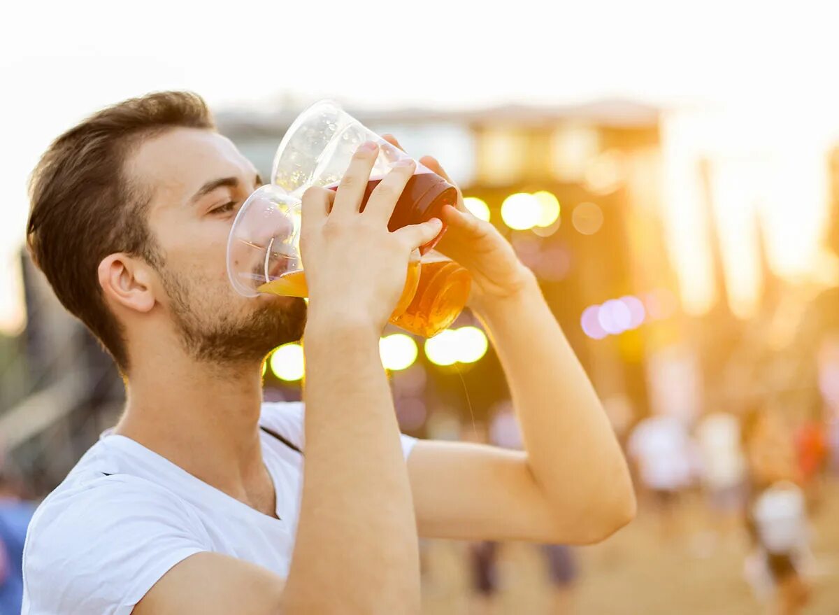 Бежим пить пиво. Пить пиво. Человек пьет пиво. Красивый мужчина с пивом. Мужчина пьет пиво.