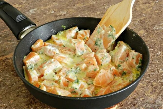 Тыква со сметаной. Тыква тушеная в сметане. Тыква со сметаной. Тыква в сметанном соусе. Тыква в сметанно-чесночном соусе.