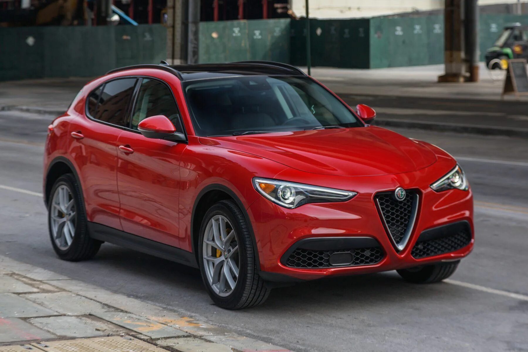Alfa romeo stelvio 2018. Джип альфа ромео стельвио. Альфа ромео паркетник. Альфа ромео паркетник 2020. Alfa romeo stelvio 2018.