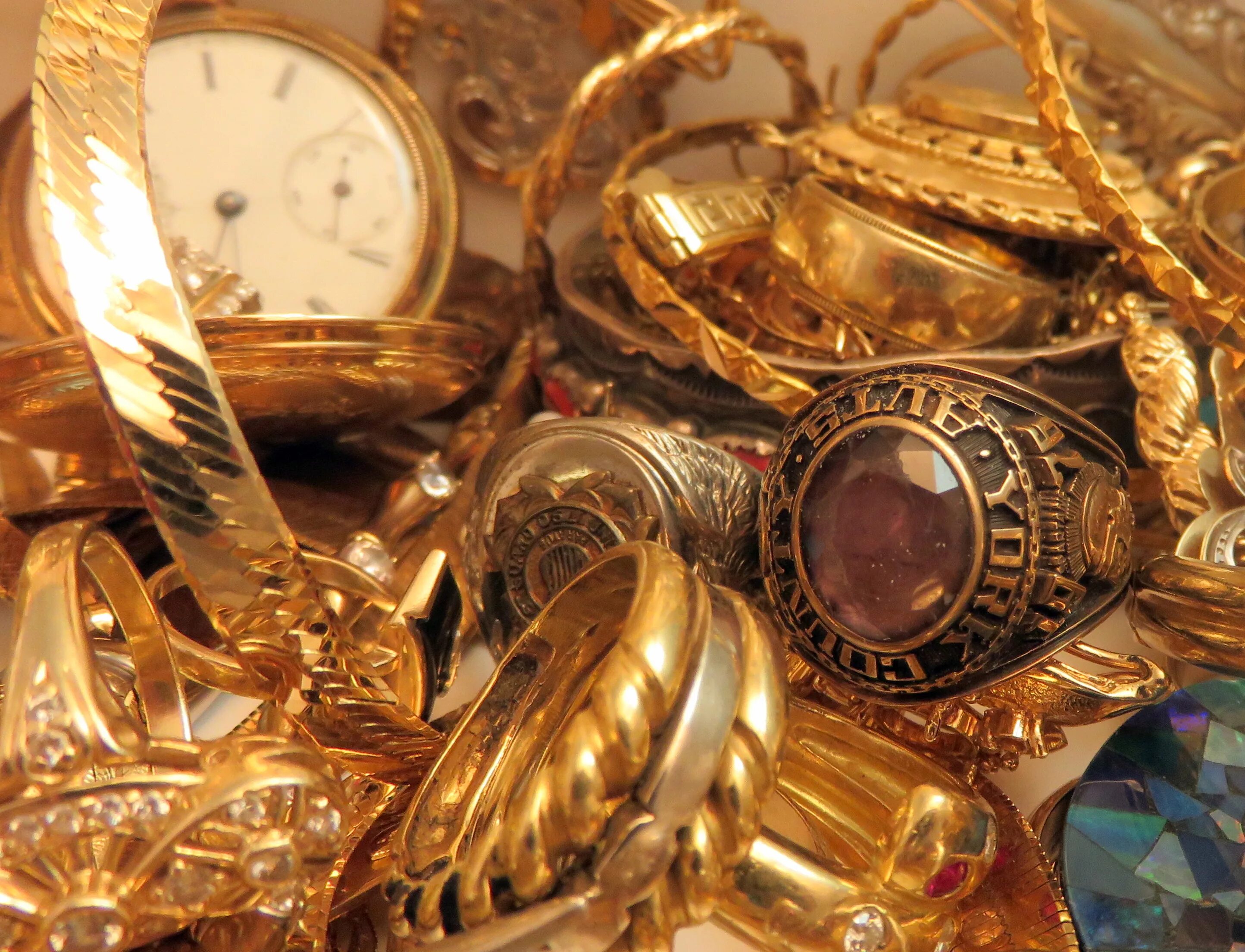 Комиссионный часов. Золотые изделия. Золотые украшения. Старинные золотые украшения. Золотые вещи.
