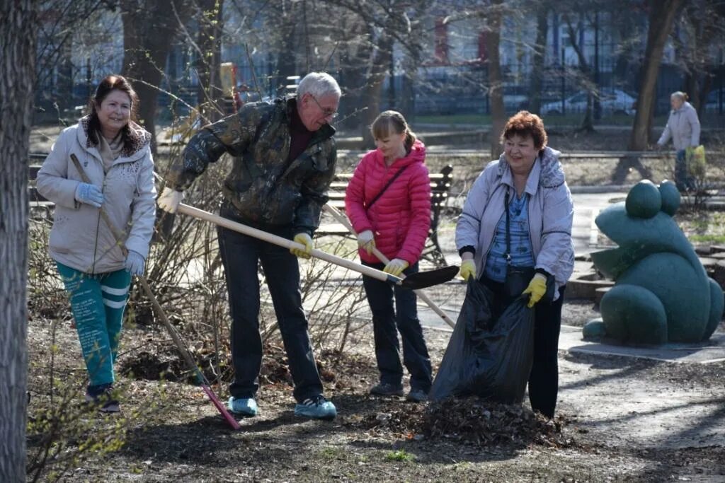 Субботник Саратов парк. Люди на субботнике. Общегородской субботник. Креативный субботник. Общегородской субботник 2024 санкт петербург