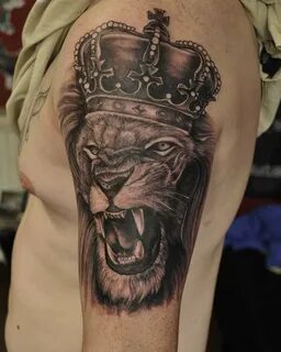 Тату лев с короной