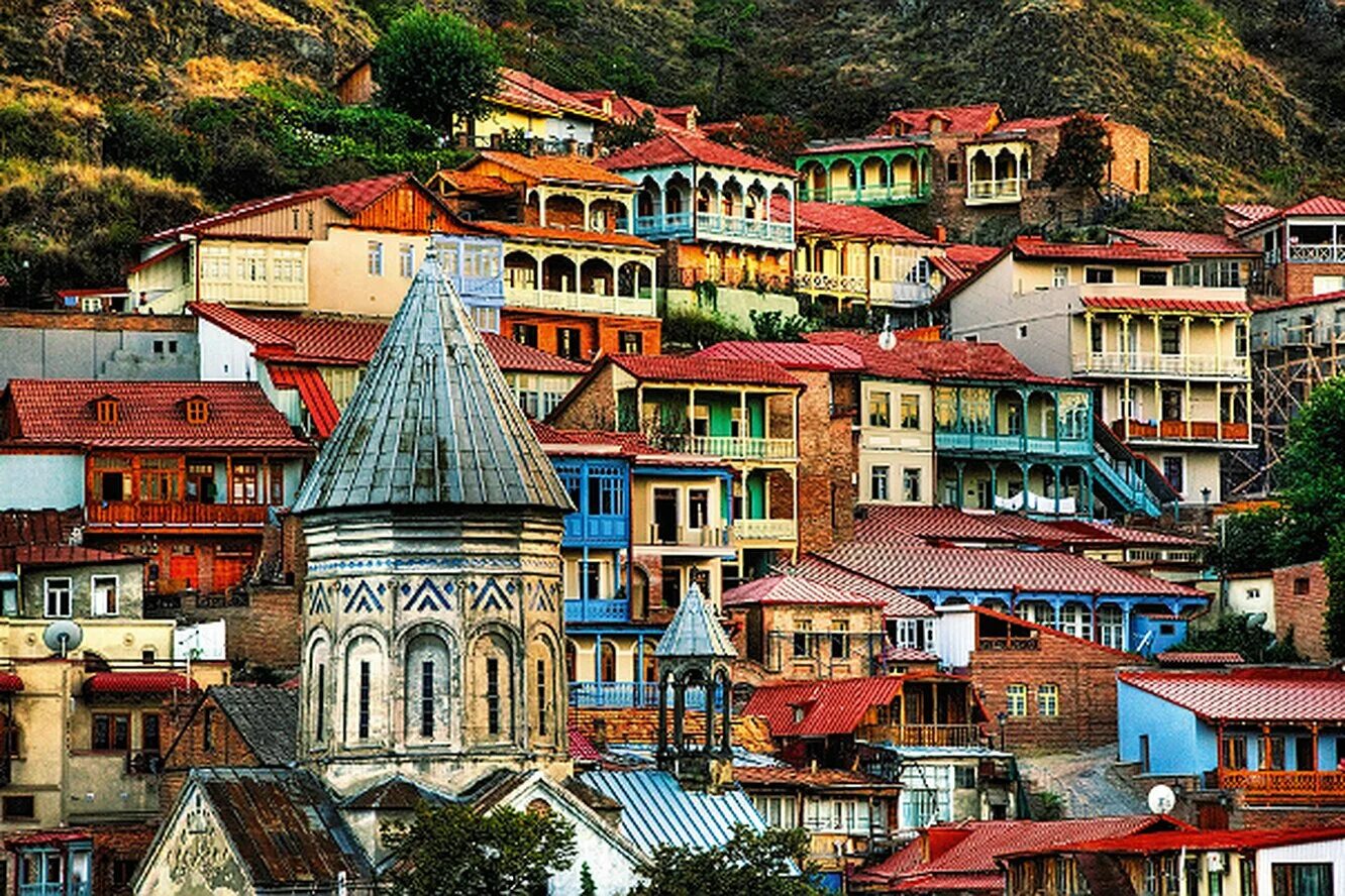 Самые красивые грузии. Грузия Тбилиси старый город. Дзвели Тбилиси. Грузия Тбилиси достопримечательности. Грузия столица Тбилиси достопримечательности.