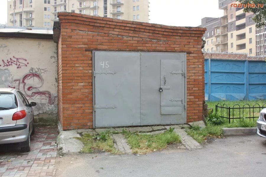 металлические гаражи во дворах. гараж во дворе. металлические гаражи во дворах. многоквартирные с гаражом на первом этаже. подземный гараж.