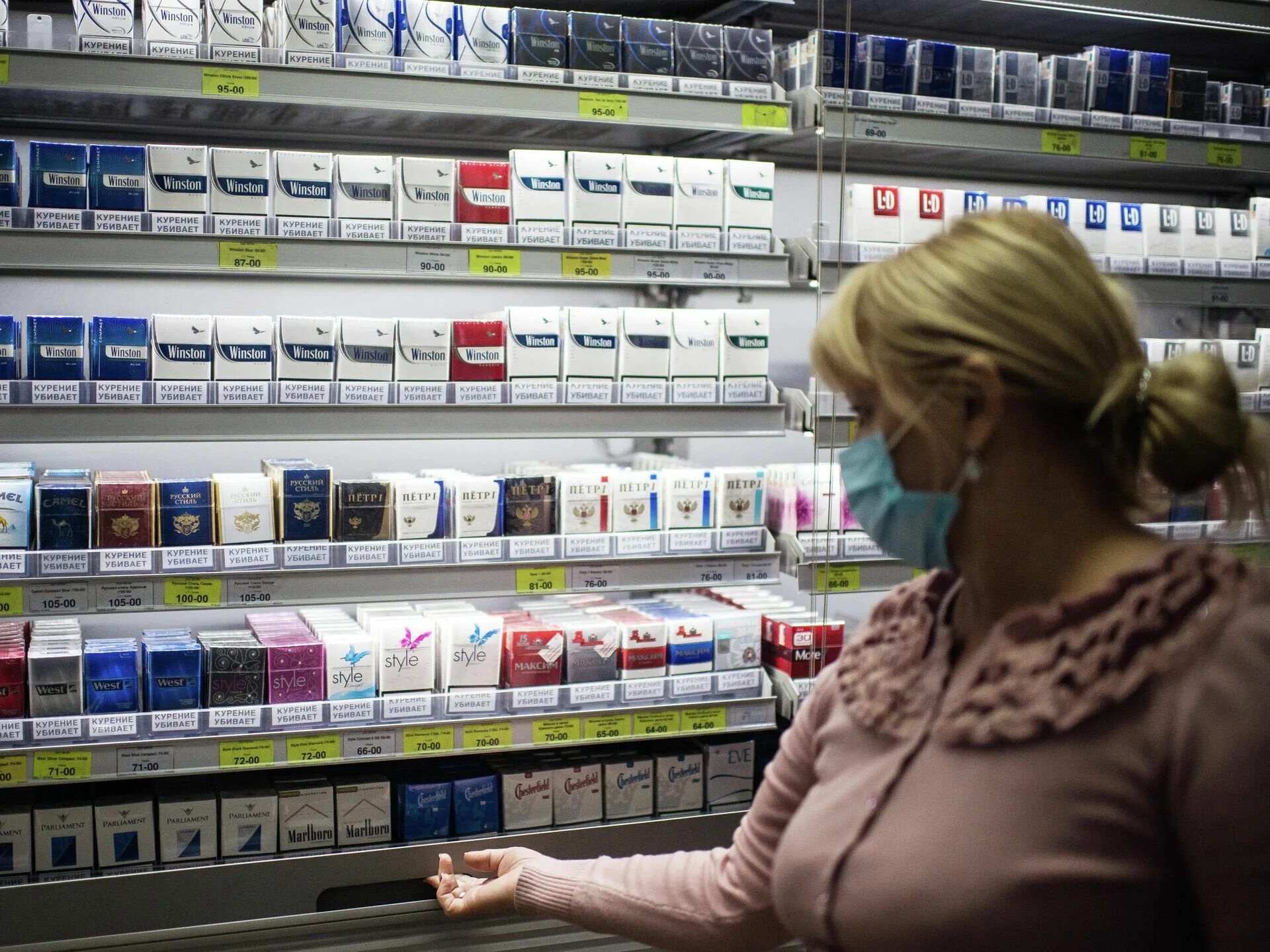 Сигареты на дом спб. Сигареты jti ассортимент 2022. Марки сигарет в россии 2021. Выкладка табачной продукции. Коробка для сигарет.