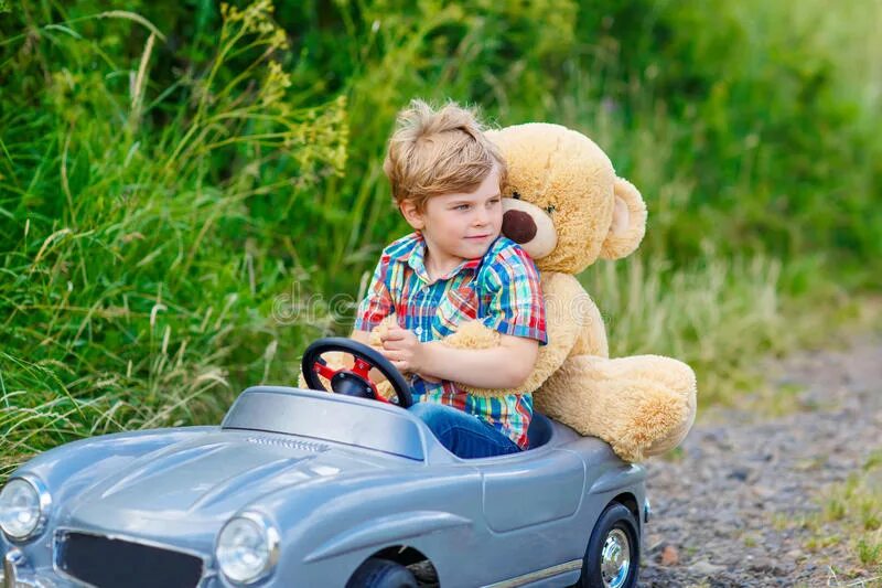 Песни мальчик на машине. Фотосессия ребенок на машине большая. Фотосессия ребенка на машинке игрушечной. Маленькие дети на фоне большой машины. Мальчик катает мишку на машине.
