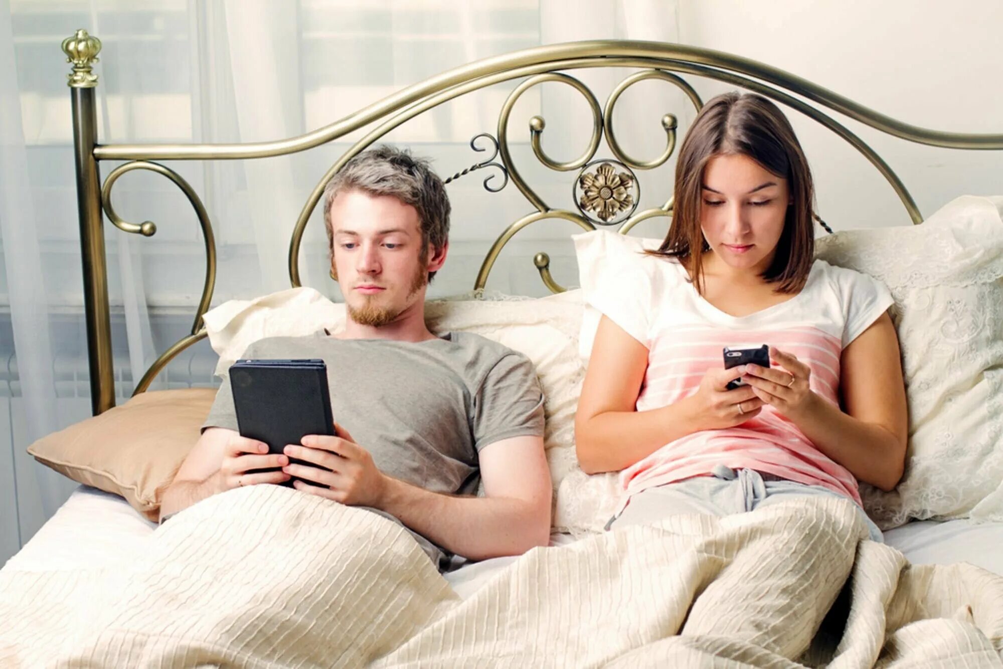 Мужчина должен должен. Жена уехала в командировку. Спящая подруга. Утро с любимой в постели. Жена мужу спи дома.