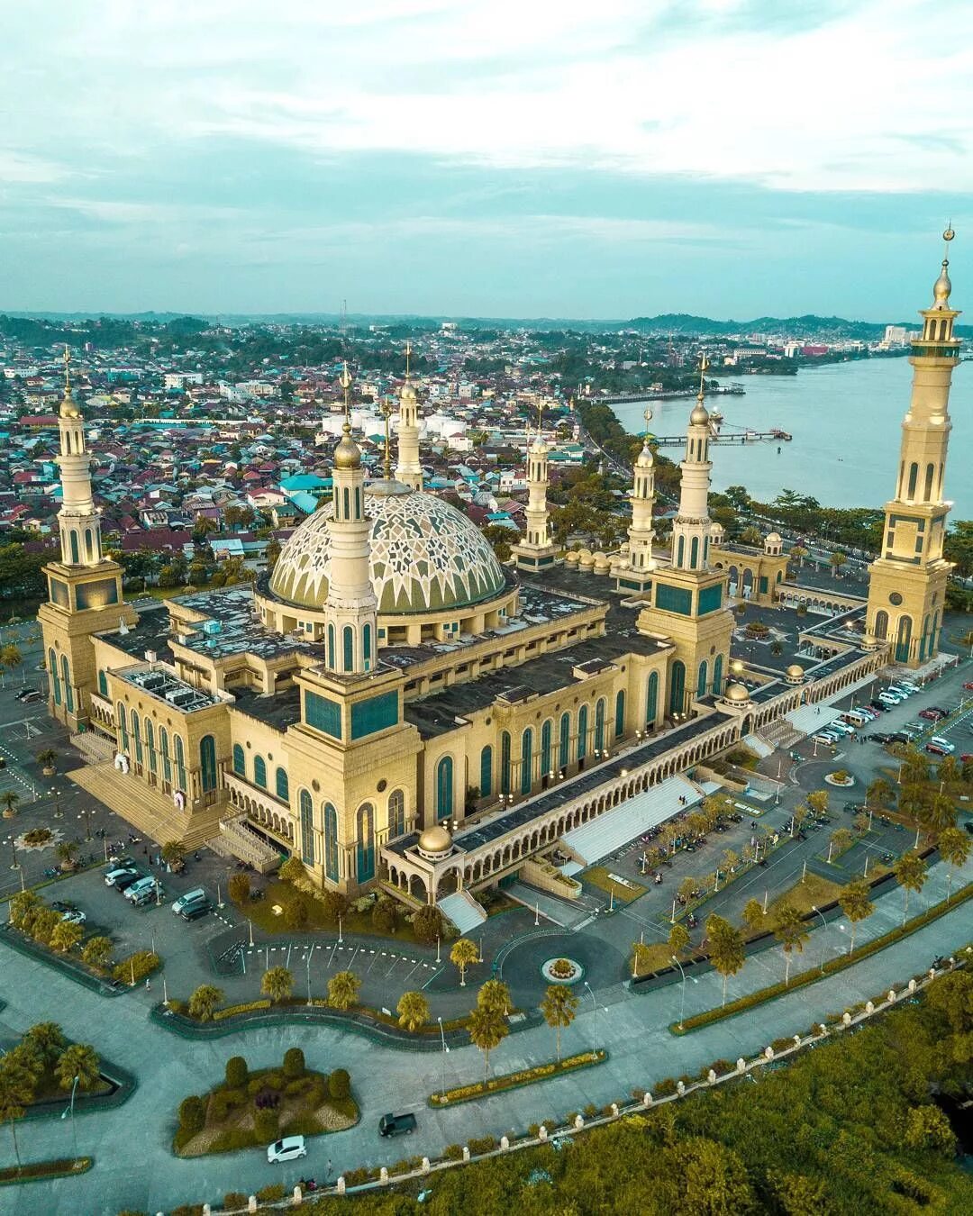 Мусульманские сооружение. Мечеть Самаринда Indonesia. Мечеть в Индонезии Истикляль.