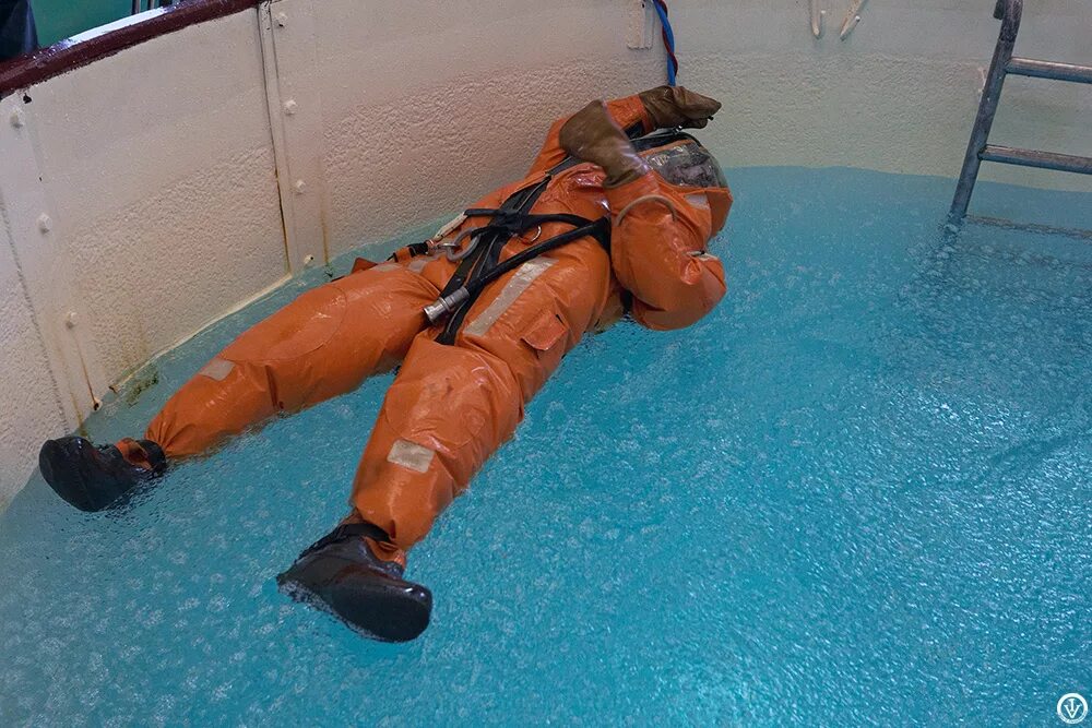 Надувной спасательный костюм. Гидрокостюм подводника СГП-К спасательный. УГК-3 гидрокомбинезон. Спасательный костюм подводника 1986. СГП костюм подводника.