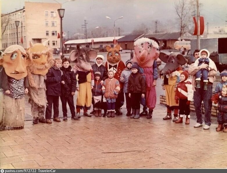 Праздник 1988. Ноябрьские праздники в ссср. на привокзальной площади стоят ряженые. хэллоуин машина ссср.