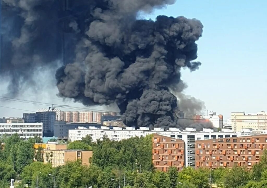 Что творится в подмосковье. Пожар на юге Москвы. Что горит на юге Москвы сейчас. Пожар на юге Москвы 08.01.2023.