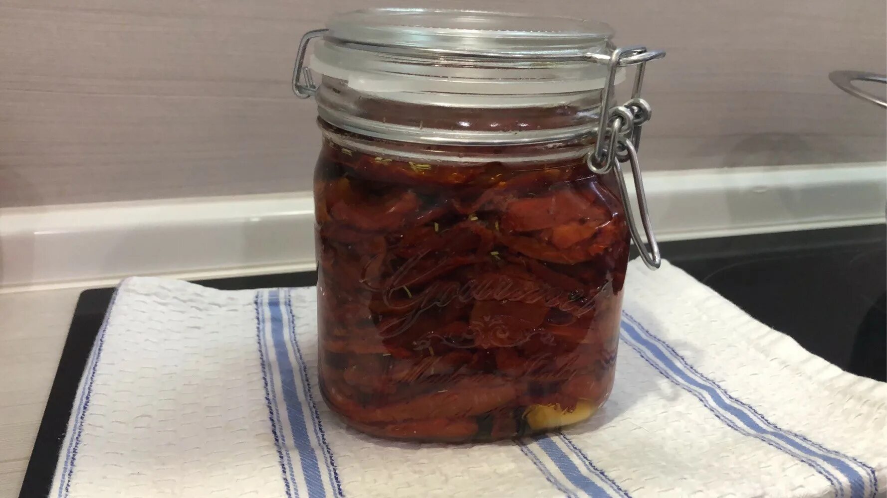 Вяленые томаты в оливковом масле. Сушеные помидоры в оливковом масле. плесень в вяленых помидорах. вяленые помидоры с оливковым маслом.