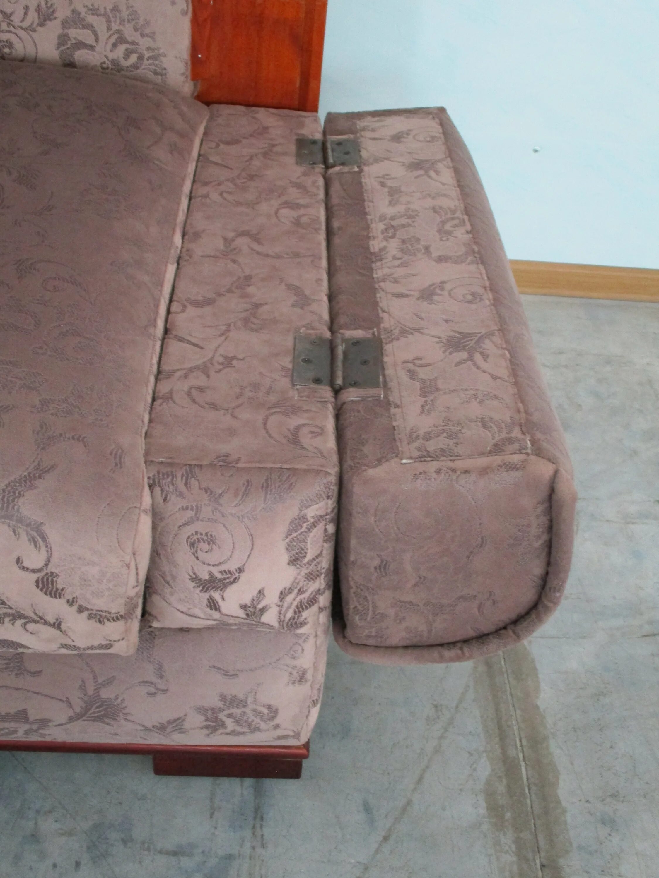 Диван с откидными валиками. Старый диван. Советский диван с откидной спинкой. Старый диван с откидными валиками.