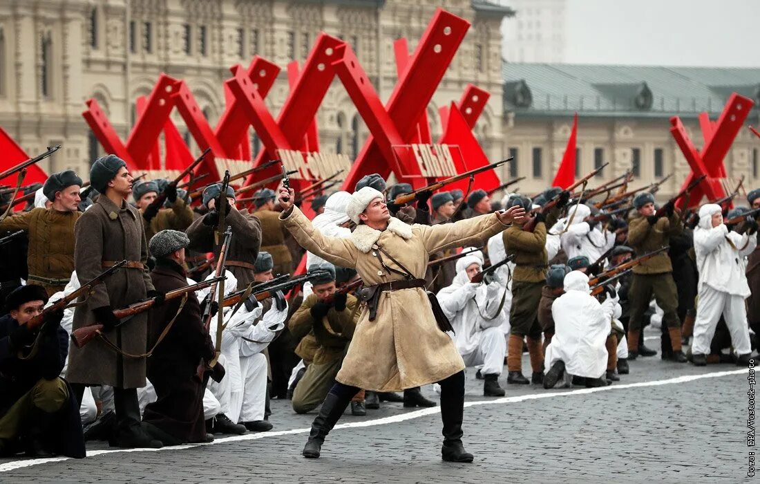 Парад 1941 года на красной площади. Парад 7 ноября 1941. Парад 7 ноября 1941 года в Москве на красной площади. Парад в честь 7 ноября 1941 года.