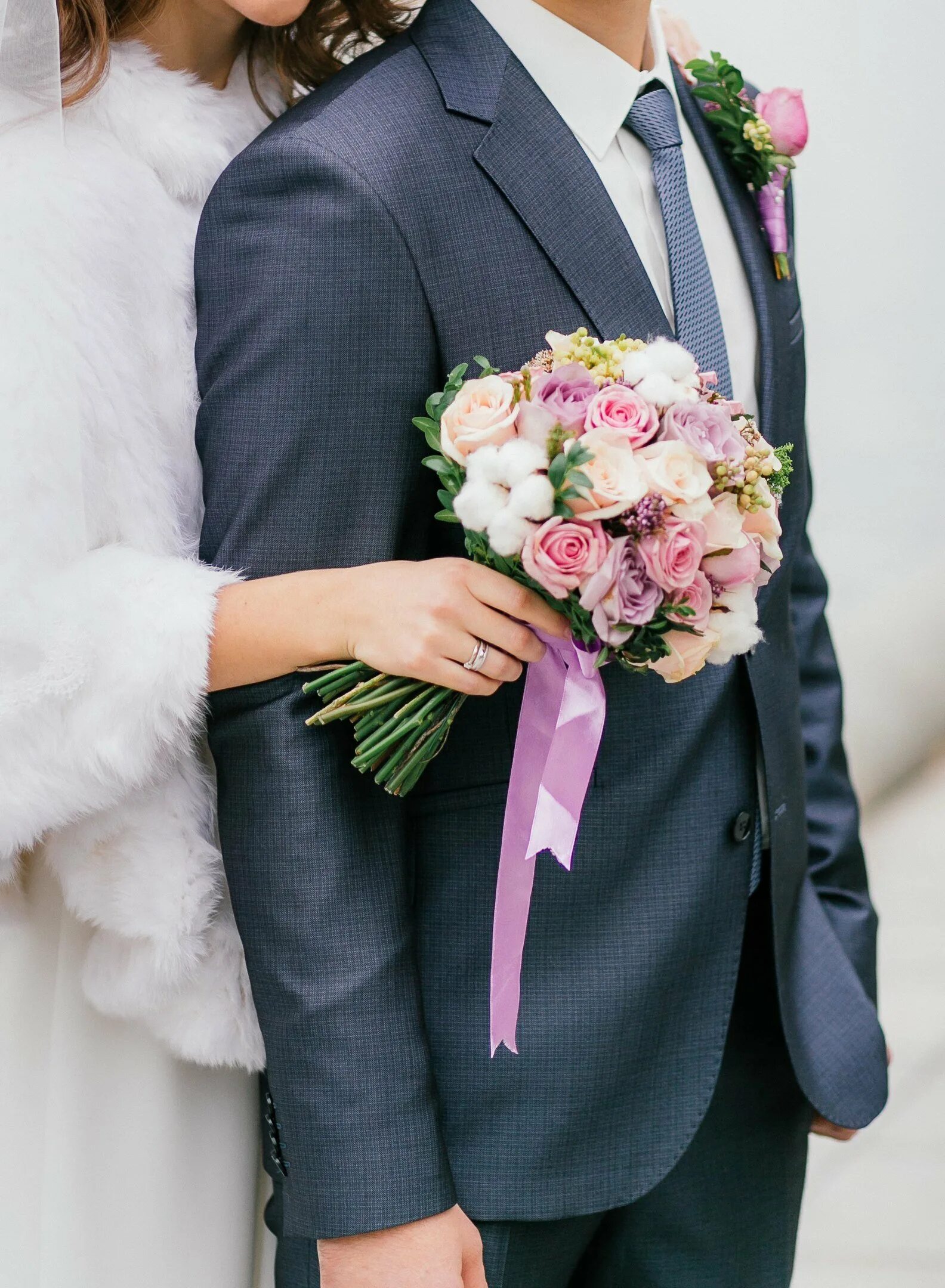 букет жениха. свадебный букет и бутоньерка жениха 2022. бутоньерка в122. букет невесты и бутоньерка. букетик жениха.