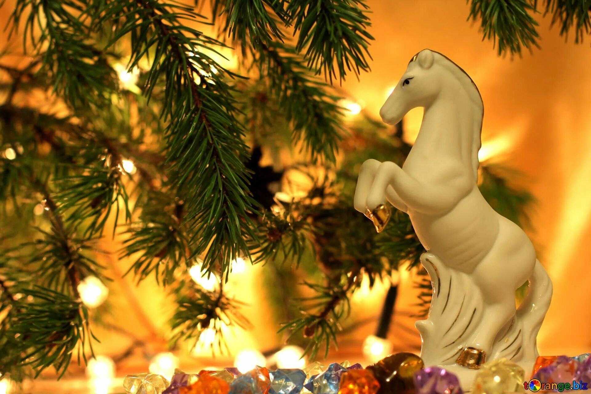 белая лошадь новый год. белая лошадь эстетика. белая лошадь новый год. белая лошадь. лошадка в венке.