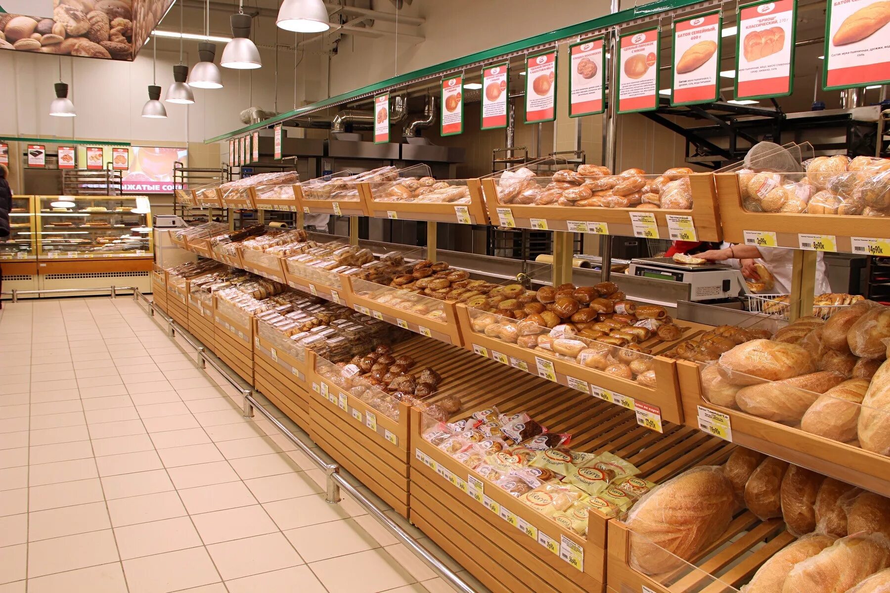 Видео прилавок. Выкладка хлеба. Супермаркет хлебный отдел. Выкладка выпечки. Супермаркет выпечка.