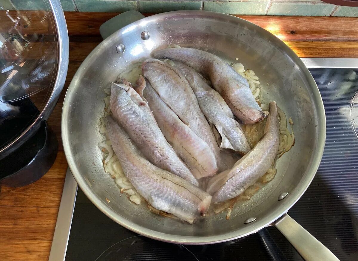 Порезанный минтай. Просто пожарить минтай. Минтай пикша жареная. Жареная минтай с корочкой. Вкусный минтай на сковороде.