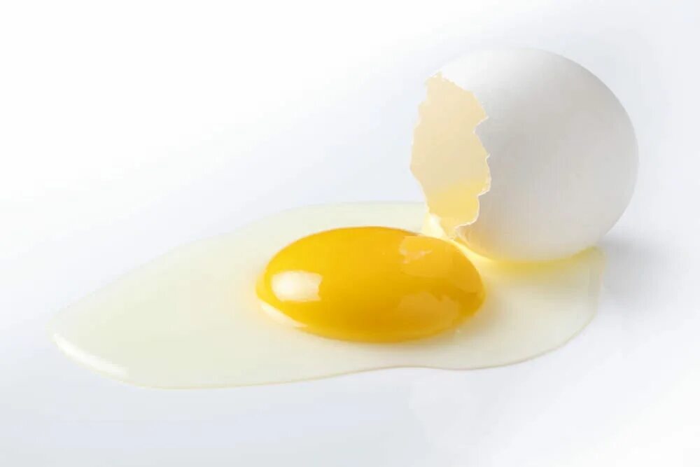 Яичный белок. Яичный белок на белом фоне. Яичные белки на белом фоне. Яичный желток на белом фоне. Жидкое яйцо.