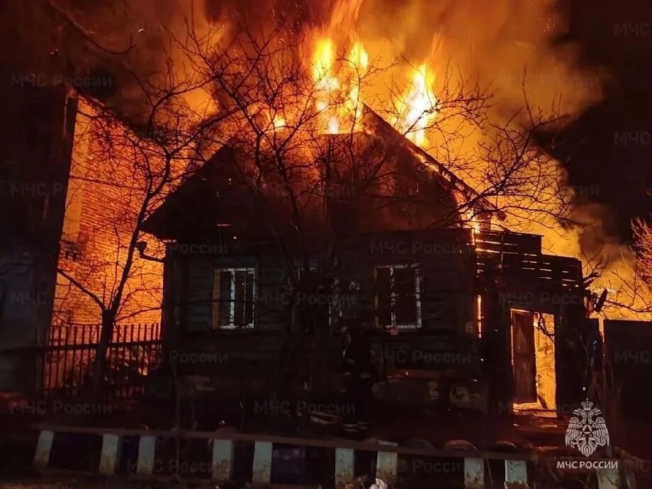 На какой улице горит дом. Горящий дом. Пожар в доме. Гаряюший дом. Сгоревший деревянный дом.