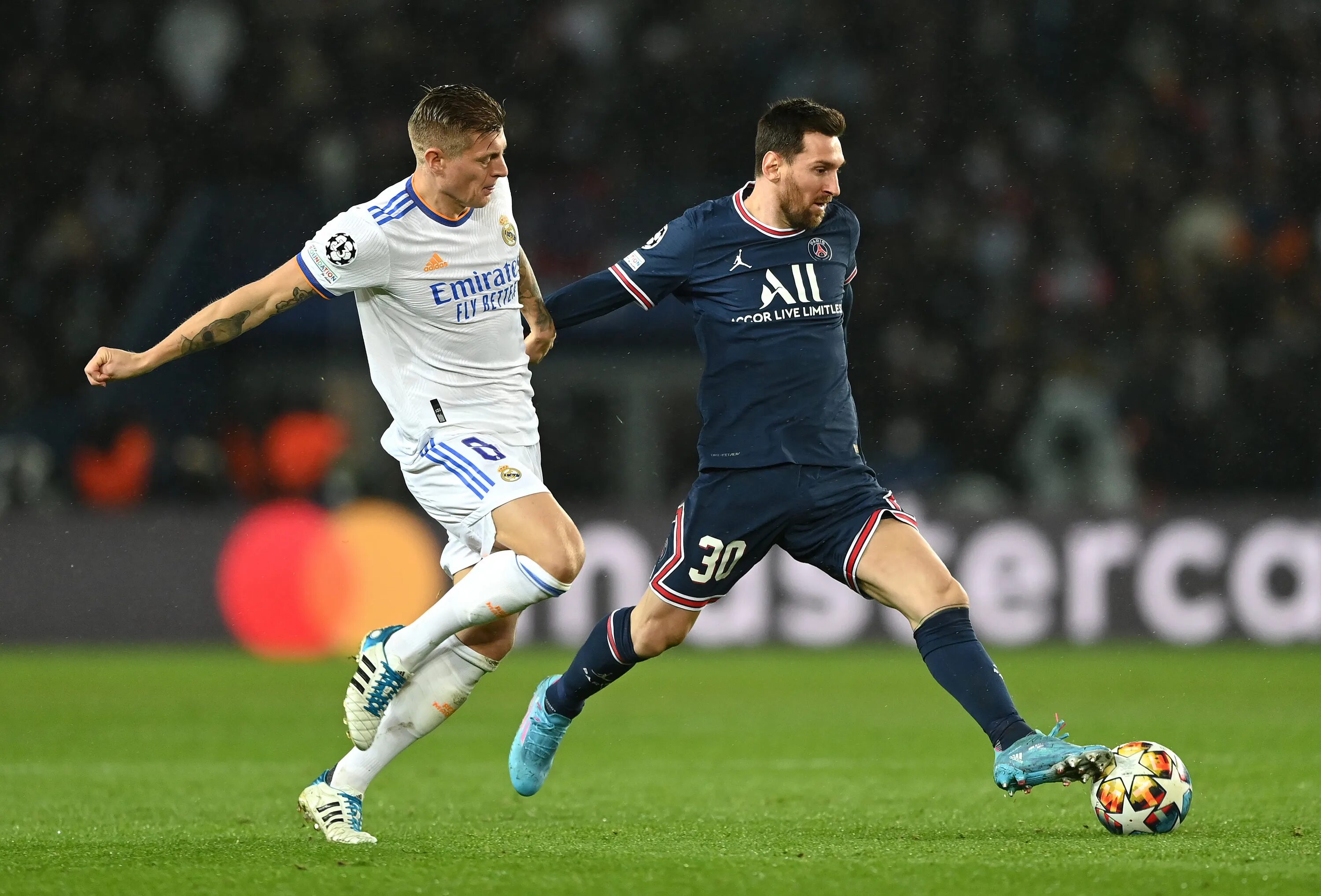 Real Madrid vs PSG 2022. Мяч Реал Мадрид. Messi v PSG. Real Madrid vs PSG Champions League. Матч футбол псж реал