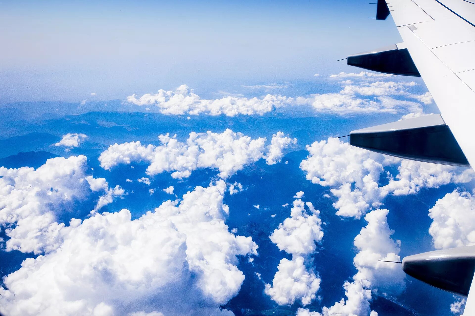 Выше облаков лечу. Небо вид с самолета. Самолет в небе. Облака. Самолет в облаках.