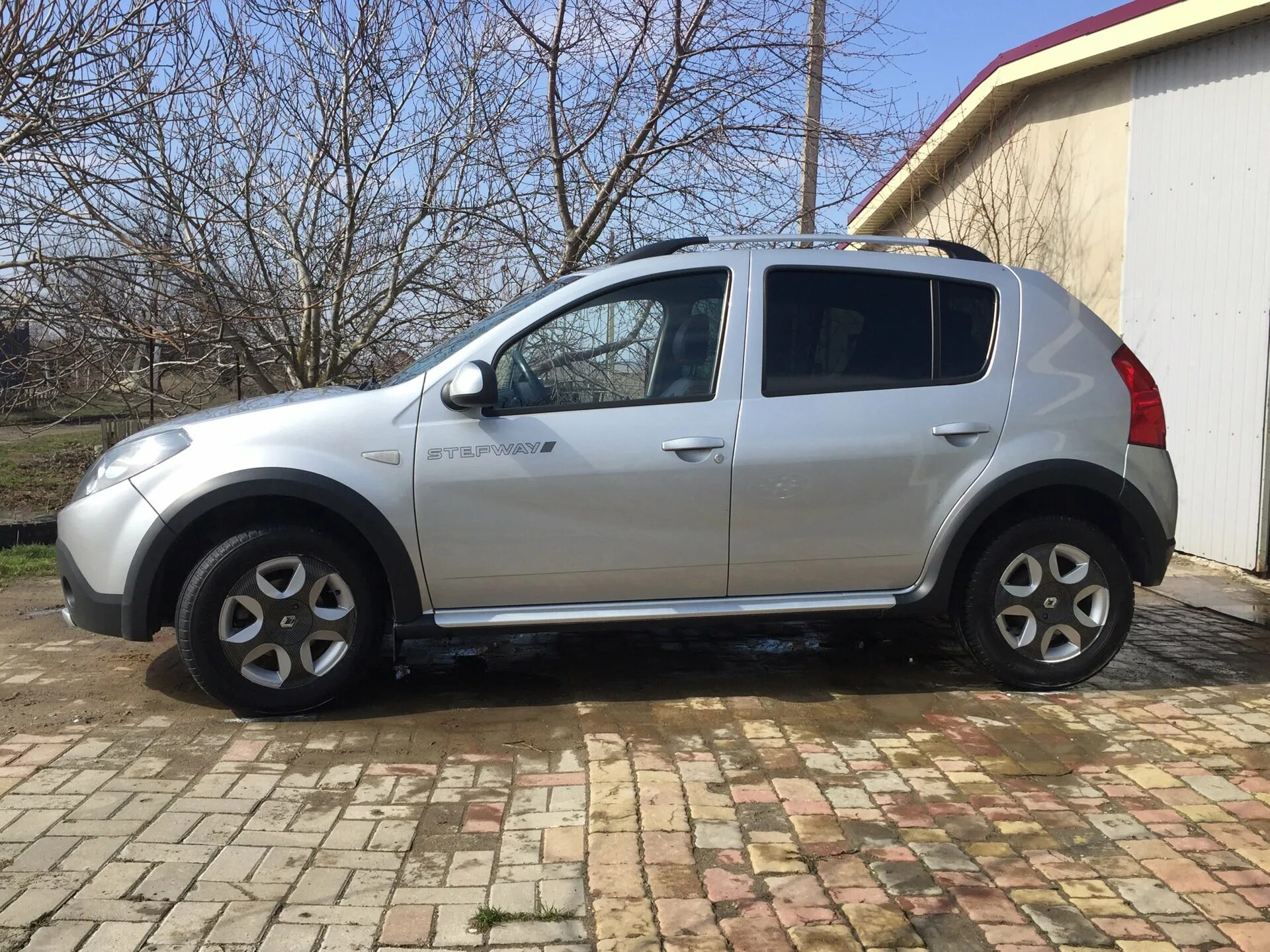 Размер резины рено сандеро. Диски Рено Сандеро степвей 1. Диски r16 Sandero Stepway. Диски Renault Sandero Stepway r15. Колеса р16 Рено Сандеро степвей.